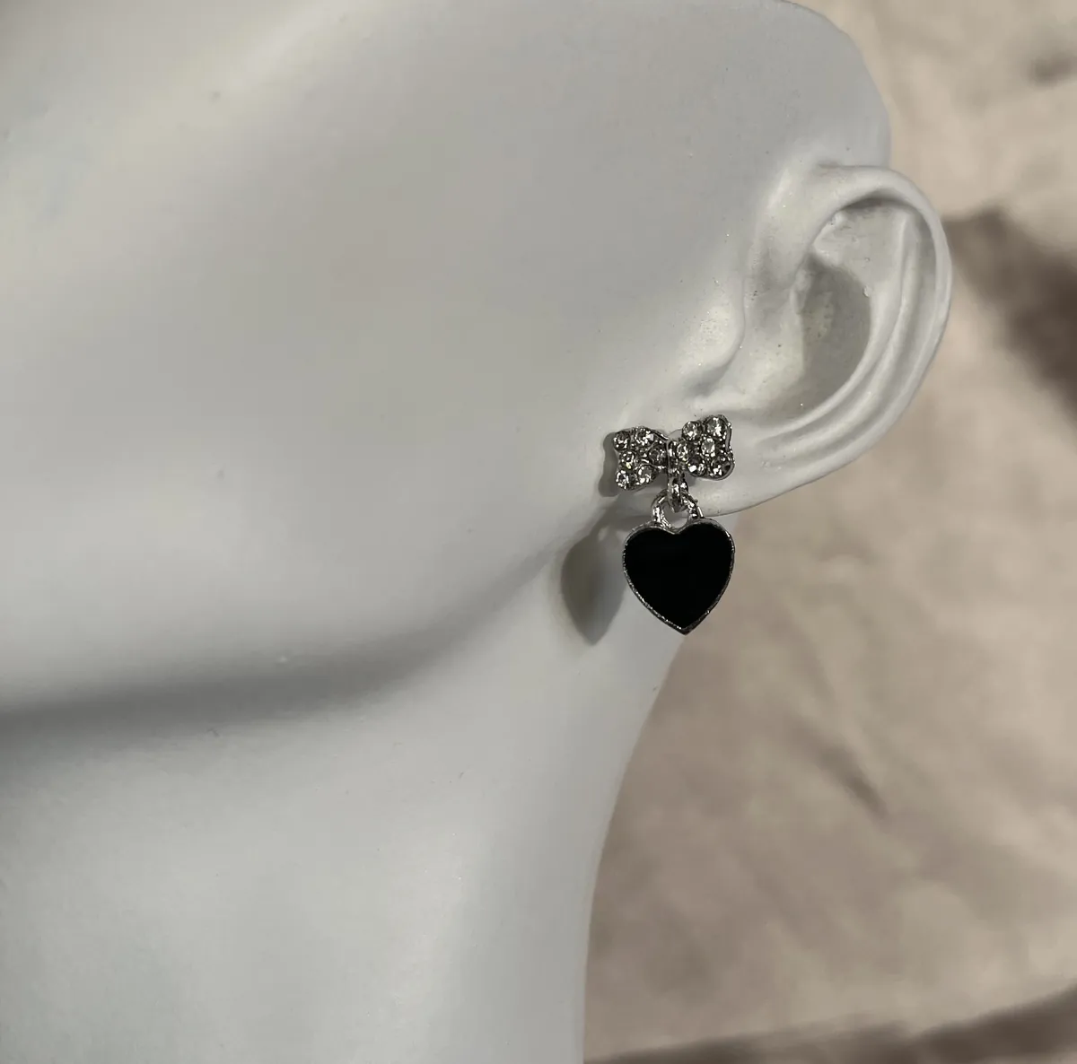 Noir bow heart